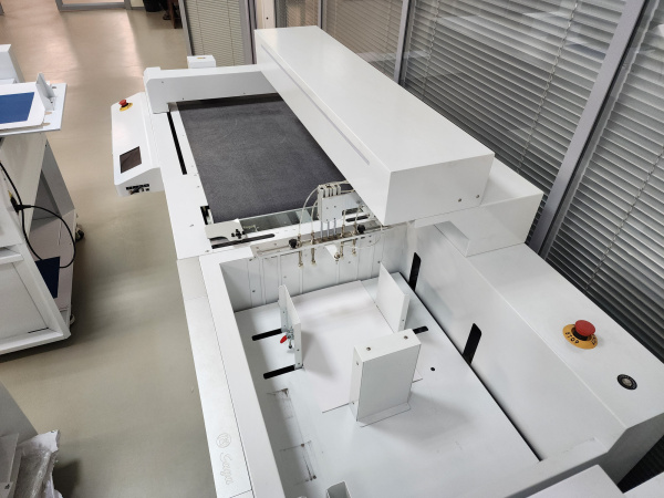 Режущая система конвейерного типа с вакуумным листоподатчиком SAGA ASF420 (из демозала)